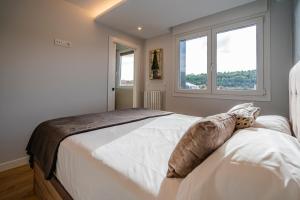 Postel nebo postele na pokoji v ubytování Alfonso X - Apartamentos Burgos Deluxe