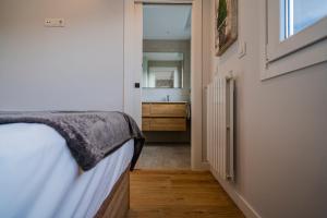 Postel nebo postele na pokoji v ubytování Alfonso X - Apartamentos Burgos Deluxe