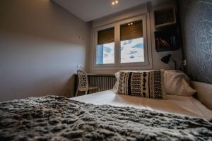 Postel nebo postele na pokoji v ubytování Alfonso X - Apartamentos Burgos Deluxe