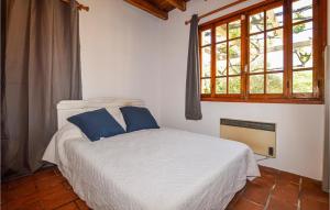 ein Schlafzimmer mit einem weißen Bett und einem Fenster in der Unterkunft Lovely Home In Coti Chiavari With Wifi in Coti-Chiavari