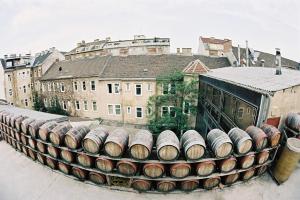 un grande gruppo di barili di fronte a un edificio di Wiener Gäste Zimmer a Vienna