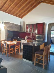 cocina con mesa y sillas en una habitación en Casa do Outeiro - AL, en Praia da Vitória