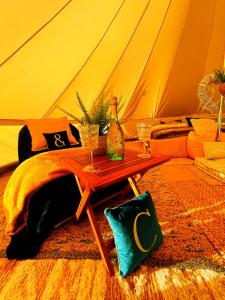 CAYORETREAT LUXURY BELL TENT客房内的一张或多张床位