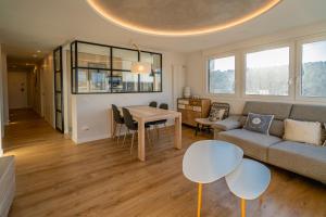 sala de estar con sofá y mesa en Alfonso X - Apartamentos Burgos Deluxe, en Burgos
