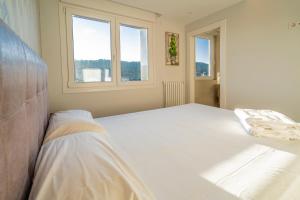 Postel nebo postele na pokoji v ubytování Alfonso X - Apartamentos Burgos Deluxe