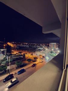 Nespecifikovaný výhled na destinaci Udžda nebo výhled na město při pohledu z apartmánu