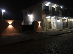 un edificio con luci sul lato di esso di notte di Ciudad del Este - Departamento con 2 habitaciones, Paraguay a Ciudad del Este