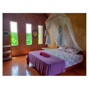 Postel nebo postele na pokoji v ubytování Bali Bungalow Medewisurf-homestay
