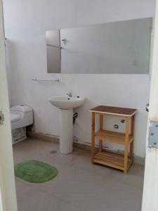 uma casa de banho com um lavatório, um WC e um espelho. em Casa de Playa VISTAMAR con Piscina, Camaná - Arequipa em Los Cerrillos