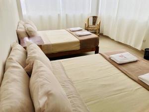 um quarto com duas camas e um sofá em Casa de Playa VISTAMAR con Piscina, Camaná - Arequipa em Los Cerrillos