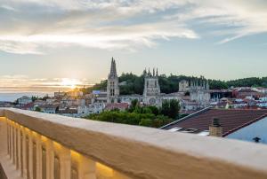 einen Balkon mit Stadtblick in der Unterkunft Catedral - Apartamentos Burgos Deluxe in Burgos