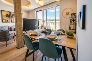 uma sala de jantar com mesa e cadeiras em Catedral - Apartamentos Burgos Deluxe em Burgos