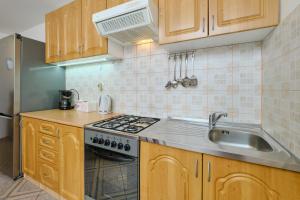 Kuchyň nebo kuchyňský kout v ubytování Apartments with a parking space Cunski, Losinj - 7867
