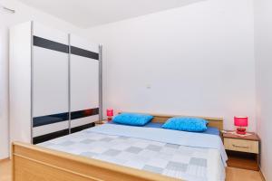 Postel nebo postele na pokoji v ubytování Apartments with a parking space Cunski, Losinj - 7867