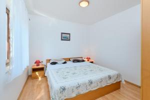 Postel nebo postele na pokoji v ubytování Apartments with a parking space Cunski, Losinj - 7867