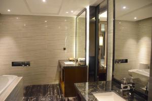 Koupelna v ubytování Ramada Foshan Hotel