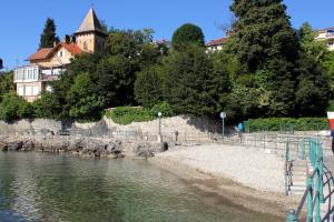 Zdjęcie z galerii obiektu Apartments with a parking space Opatija - 7831 w mieście Opatija