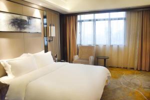 Postel nebo postele na pokoji v ubytování Ramada Foshan Hotel
