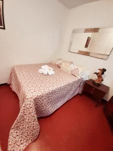 een slaapkamer met een bed met twee knuffels erop bij Maypa Lima Airport in Lima