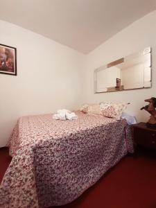 1 dormitorio con 1 cama con colcha de flores en Maypa Lima Airport, en Lima