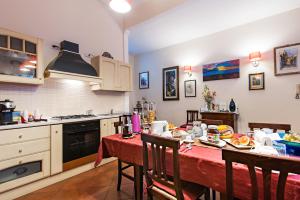 A kitchen or kitchenette at B&B Casa Degli Artisti