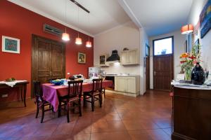 A kitchen or kitchenette at B&B Casa Degli Artisti