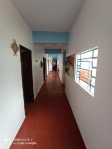 un pasillo de una casa con un pasillo en Casa Mineira en Alter do Chao