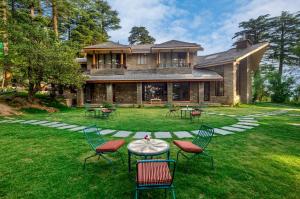 Um jardim no exterior de Hotel Eagles Nest