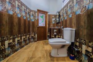 ein Bad mit WC in einem Zimmer in der Unterkunft Julia Safari Inn in Tissamaharama