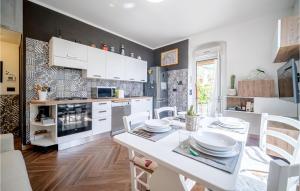 una cucina con tavolo bianco e sedie bianche di 2 Bedroom Cozy Home In Camogli a Camogli