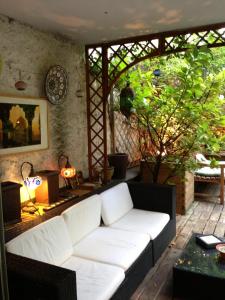 una sala de estar con un sofá blanco en el patio en Paris Central Design Jardin & Terrasse privé, en París