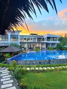 una vista exterior de un complejo con piscina en Vistapaloma beach resort en Odiong