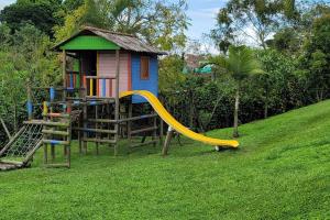 un parque infantil con tobogán y una casa pequeña en APARTAMENTO en el QUINDIO, en La Tebaida