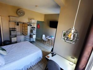 a bedroom with a bed and a table with a chair at Cómodo Apartamento privado in Tegucigalpa