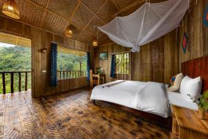 um quarto com uma cama e uma varanda em Chapa Farmstay - Mountain Retreat em Sapa