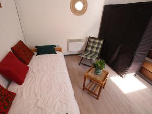 Posteľ alebo postele v izbe v ubytovaní Luchon Centre: Duplex Studio 2/3 Pers, Balcon, Parking - FR-1-313-209
