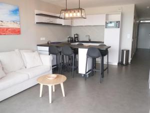 Fotografia z galérie ubytovania Superbe appartement pour 6 avec balcon, piscine chauffée et accès direct plage à La Tranche - FR-1-194-255 v destinácii La Tranche-sur-Mer