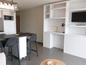 Fotografia z galérie ubytovania Superbe appartement pour 6 avec balcon, piscine chauffée et accès direct plage à La Tranche - FR-1-194-255 v destinácii La Tranche-sur-Mer