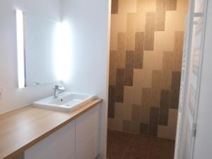 Fotografia z galérie ubytovania Superbe appartement pour 6 avec balcon, piscine chauffée et accès direct plage à La Tranche - FR-1-194-255 v destinácii La Tranche-sur-Mer + 14 fotografií