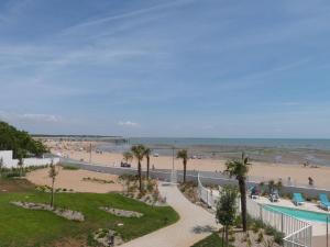 Fotografia z galérie ubytovania Superbe appartement pour 6 avec balcon, piscine chauffée et accès direct plage à La Tranche - FR-1-194-255 v destinácii La Tranche-sur-Mer