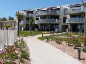 Fotografia z galérie ubytovania Superbe appartement pour 6 avec balcon, piscine chauffée et accès direct plage à La Tranche - FR-1-194-255 v destinácii La Tranche-sur-Mer