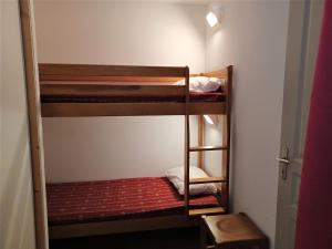 En eller flere køjesenge i et værelse på Appartement Albiez-Montrond, 3 pièces, 6 personnes - FR-1-618-17