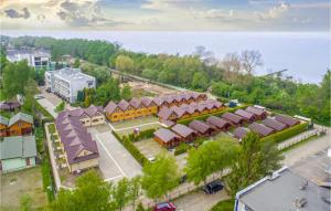 una vista aérea de un edificio con aparcamiento en Stunning Home In Sianozety With Kitchenette, en Sianożęty