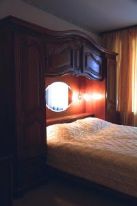 a bedroom with a bed with a wooden head board at Cosy Apartments on Kievskaya in Moscow