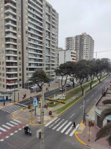 una calle de la ciudad con un paso de peatones en una ciudad en Departamento Full en Lince, en Lima