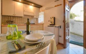 Kuchyň nebo kuchyňský kout v ubytování Beautiful Apartment In Zambrone With Kitchen