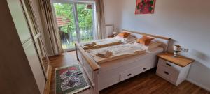 - une petite chambre avec un lit et une fenêtre dans l'établissement Appartement Lissi - ruhig, idyllisch & großzügig, à Salem