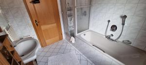 une salle de bain avec une baignoire blanche et des toilettes dans l'établissement Appartement Lissi - ruhig, idyllisch & großzügig, à Salem 10 autres photos