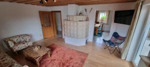 un salon avec un canapé et une chaise dans l'établissement Appartement Lissi - ruhig, idyllisch & großzügig, à Salem