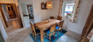 une salle à manger avec une table et des chaises en bois dans l'établissement Appartement Lissi - ruhig, idyllisch & großzügig, à Salem
